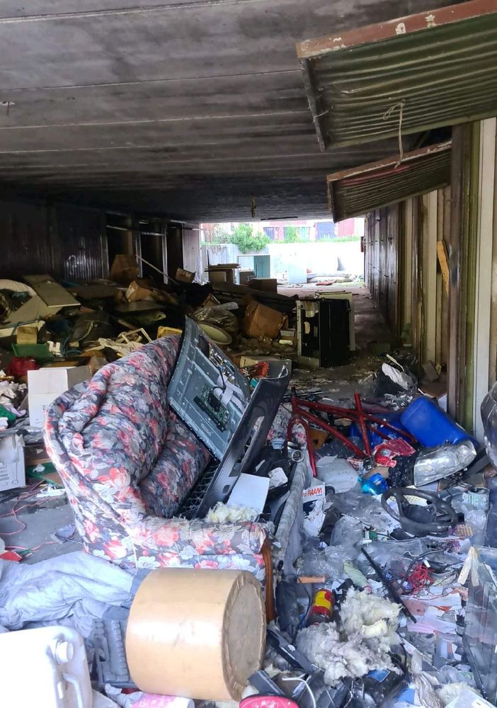 Discarica e degrado nell'area delle autorimesse di via Casorati