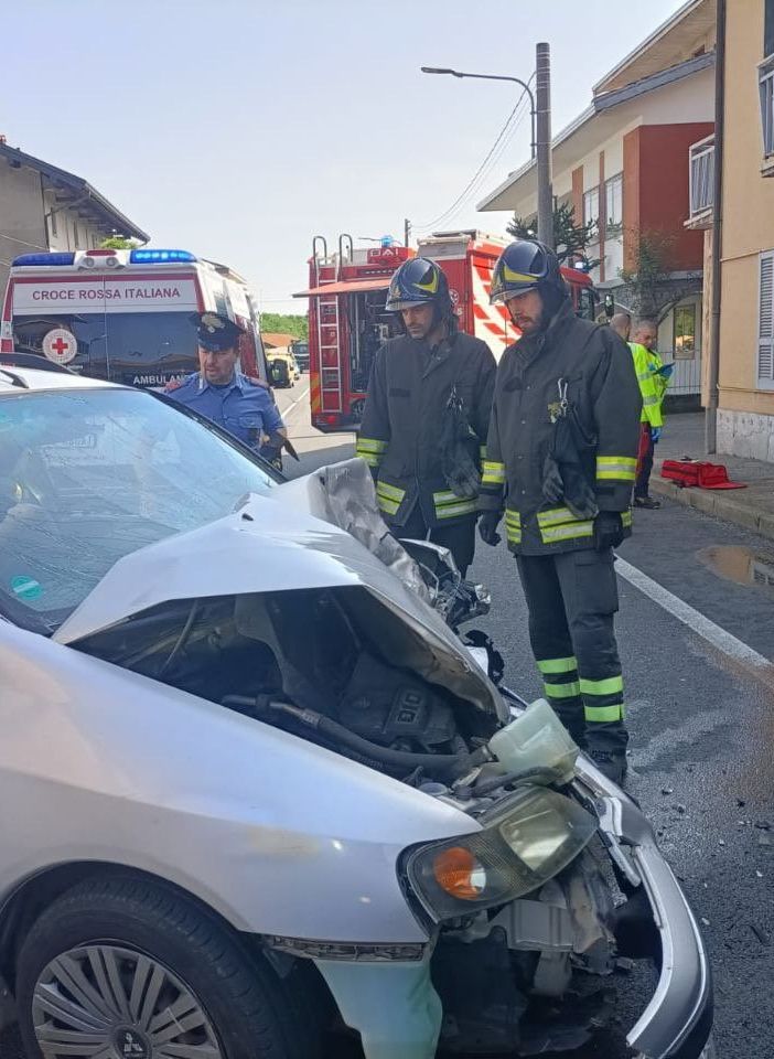 Scontro tra un auto e un furgone a Cureggio