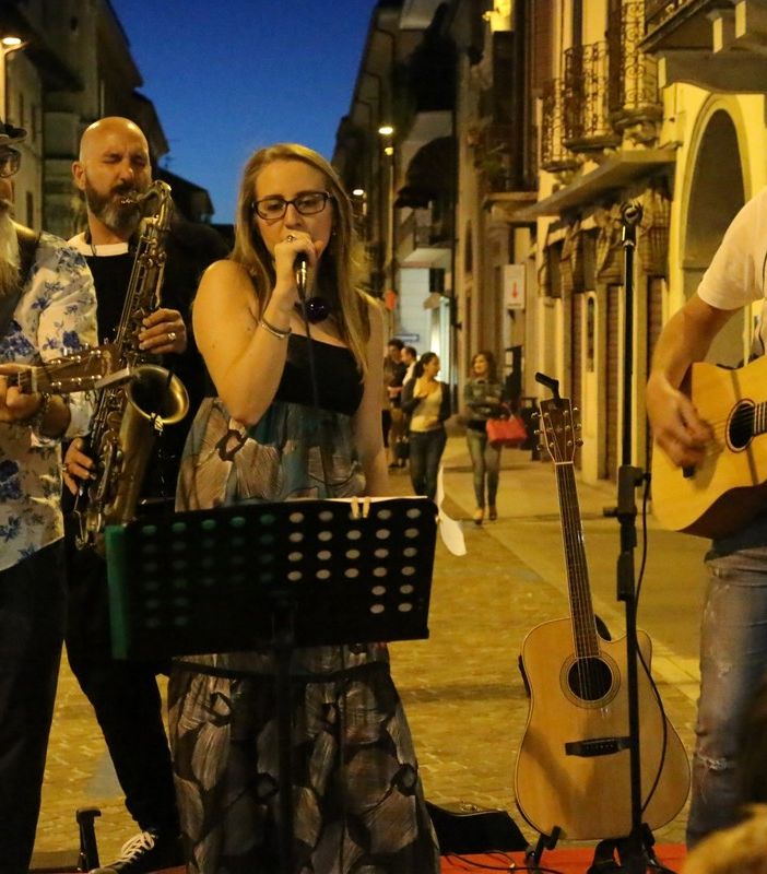 Borgomanero: un mese di saldi, eventi musicali e riscoperta storica nel cuore della città
