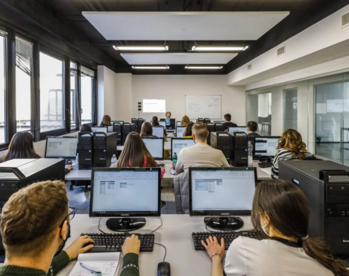 Il Covid si abbatte sui giovani: cala il numero dei neodiplomati tecnici che trovano lavoro