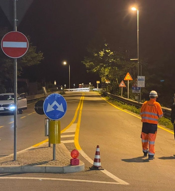 Lavori di verniciatura al Ponte di Ferro di Sesto Calende: senso unico alternato per cinque notti