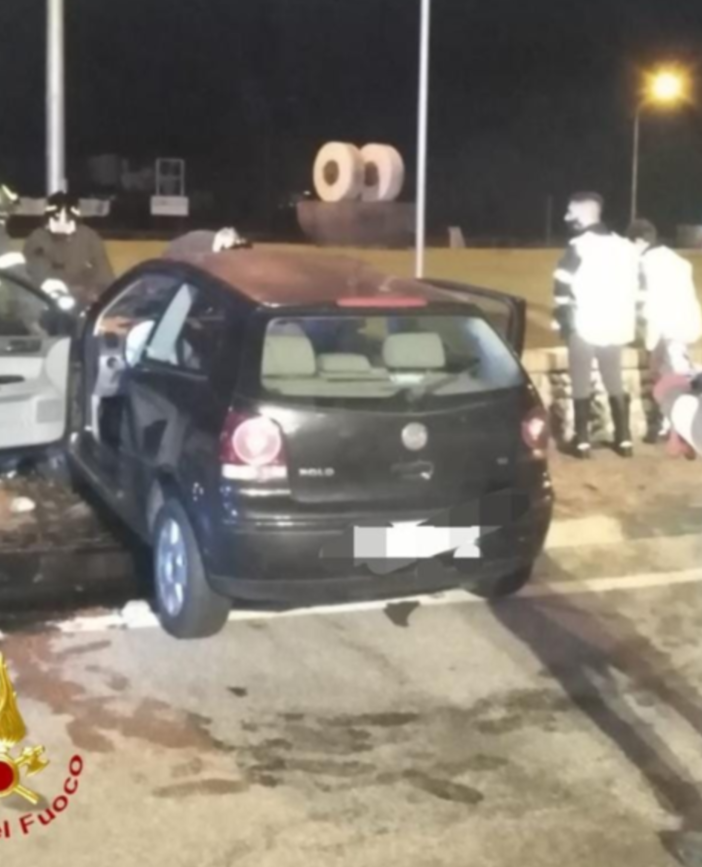 Schianto alla rotonda: una donna ricoverata in ospedale a Borgomanero