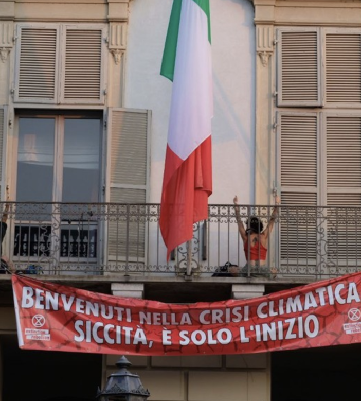 Ambientalisti scalano il palazzo della Regione e si incatenano al balcone: &quot;La siccità è solo l'inizio&quot;