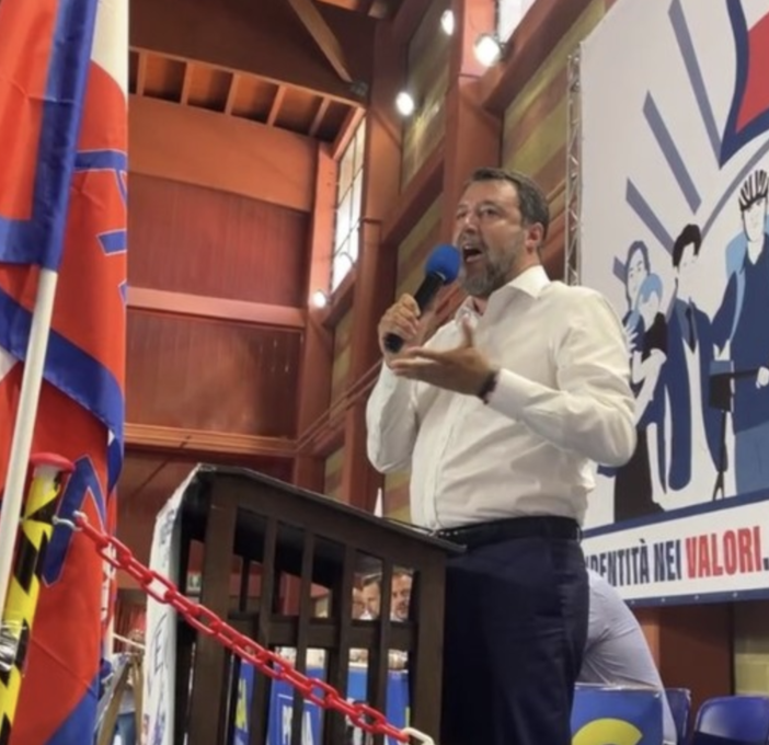 Salvini sul palco del congresso regionale della Lega