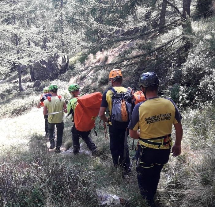 Si frattura una caviglia, novarese soccorsa ai Piani della Rossa