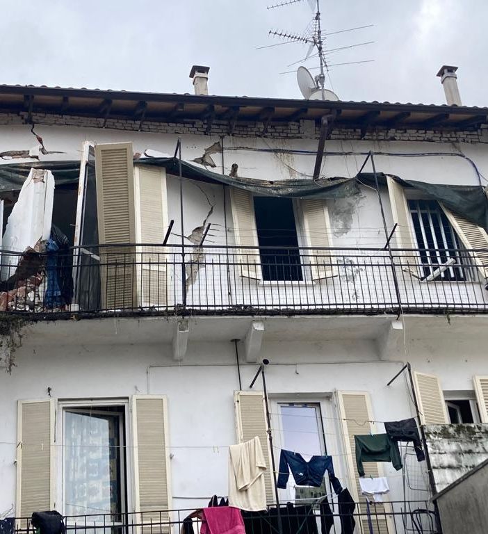 Fuga di gas ed esplosione in una palazzina, otto persone evacuate