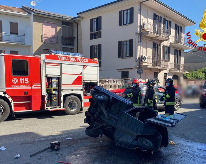Incidente a Trecate. Apecar ribaltata dopo scontro con auto