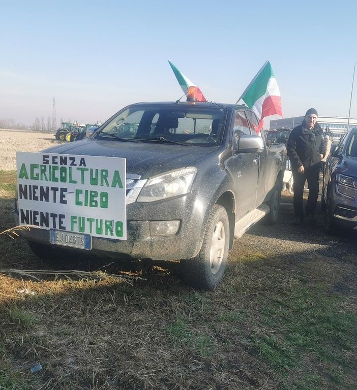 I trattori si rimettono in marcia: la protesta da Vercelli approda a Novara