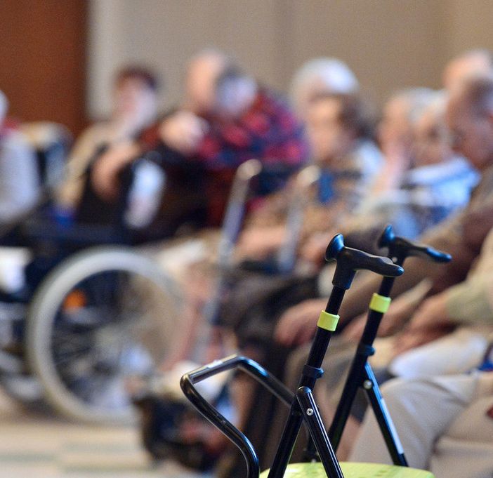 Residenze per anziani, la Regione fa un passo avanti: la quota aumenta del 3,5% (ma le famiglie non pagano di più)