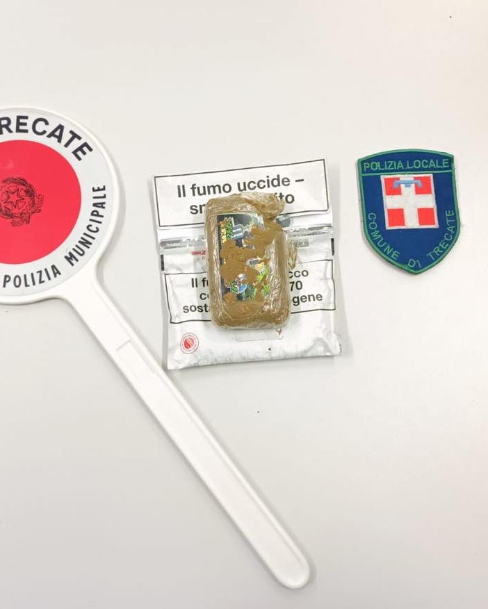 Aggredisce gli avventori di un bar e gli agenti di polizia locale: arrestato 33enne di Trecate