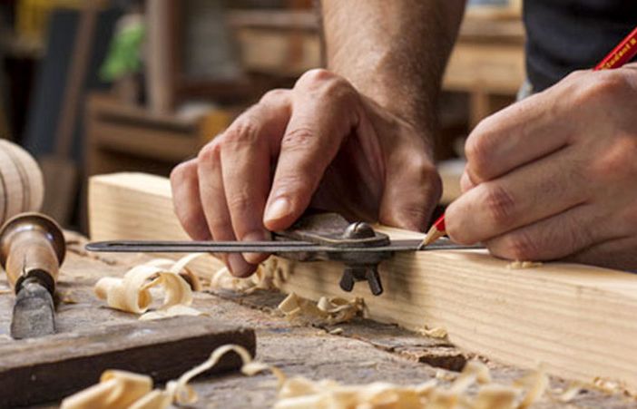In Piemonte stanno sparendo gli artigiani: in dieci anni scomparse 15mila aziende (e solo edilizia e agricoltura tengono)