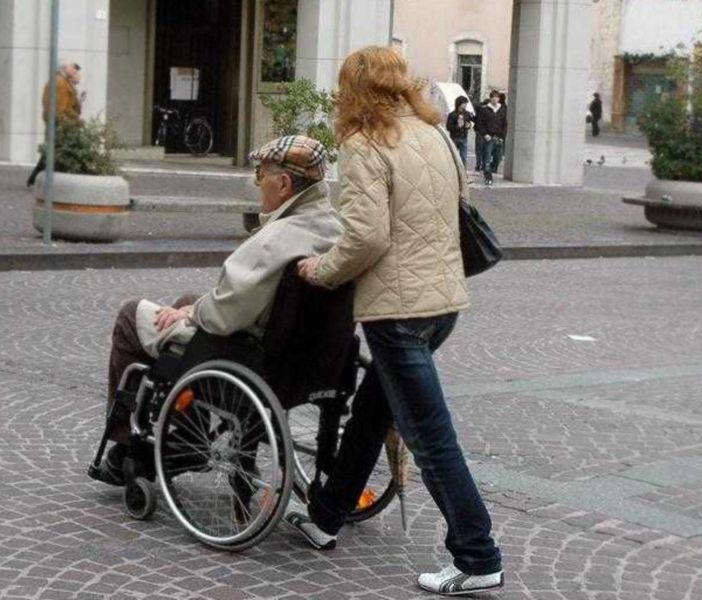 Dalla regione un bonus di 600 euro per chi assume badanti