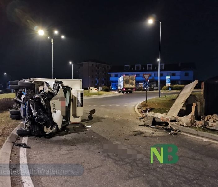 Dal Nord Ovest. Biella: Esce di strada, abbatte un muro e si ribalta, paura per il conducente di un furgone