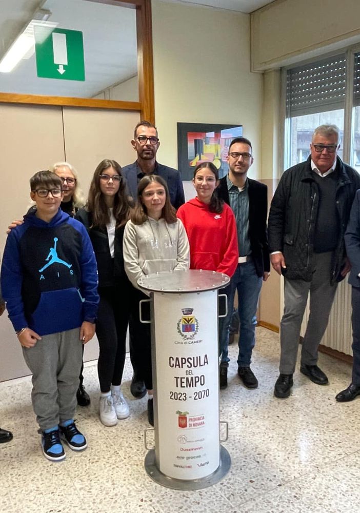 Gli studenti di Cameri sotterrano una capsula del tempo