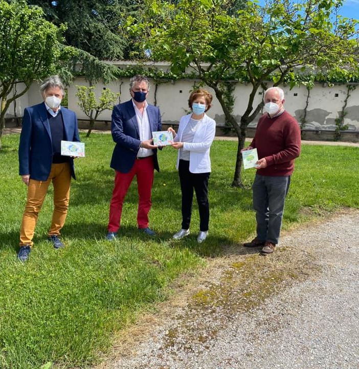 Sono stati consegnati alle scuole di Cameri le copie de 'Il plesso verde'