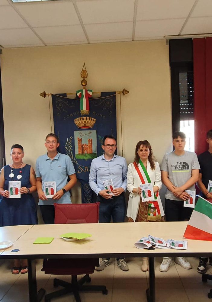 Donata la Costituzione ai diciottenni di Momo