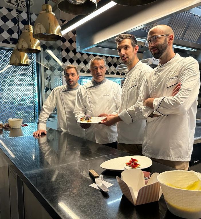 Tanta gente in via Rosmini per l’apertura di Domosofia con Cannavacciuolo    FOTO e VIDEO