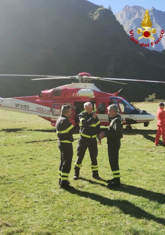 Due elicotteri dei Vigili del fuoco e decine di uomini impegnati in Formazza