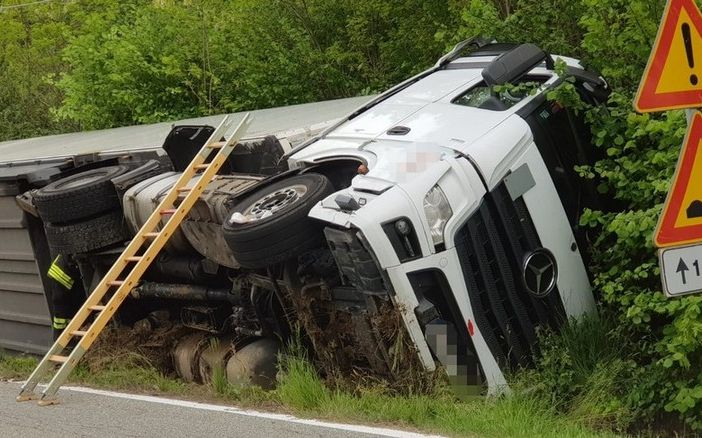 Perde il controllo del camion e finisce fuori strada a Gattinara