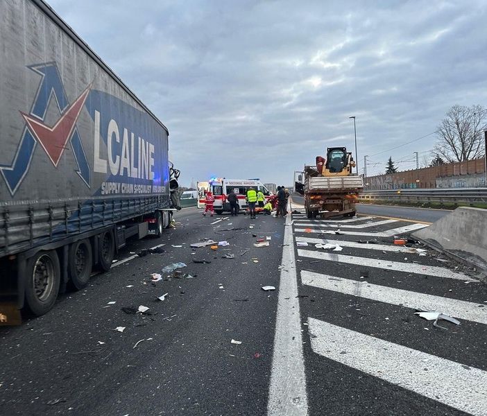 Dal Nord Ovest. Schianto tra due bisonti della strada sulla Torino-Milano: chiuse due corsie, due feriti e traffico in tilt