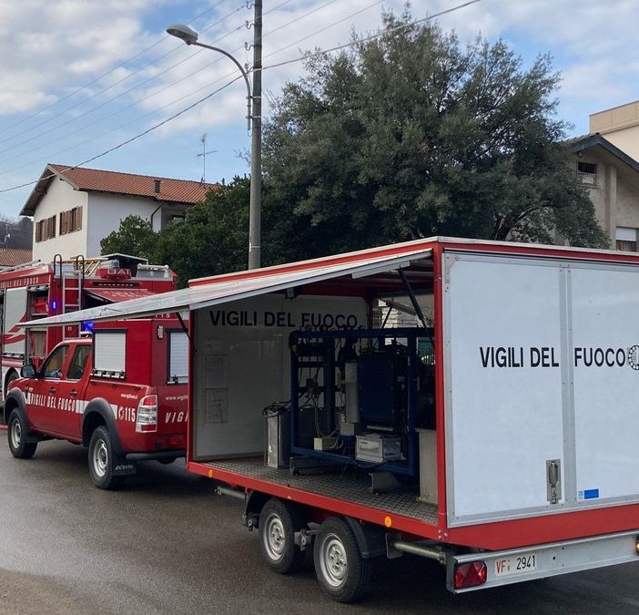 Incidente a Cameriano, un'auto si scontra con un autoarticolato e finisce fuori strada