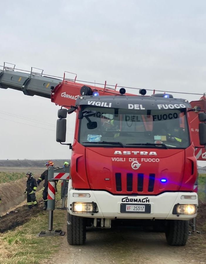 Tragico incidente sull'autostrada A26: auto esce di strada e prende fuoco, il conducente muore carbonizzato