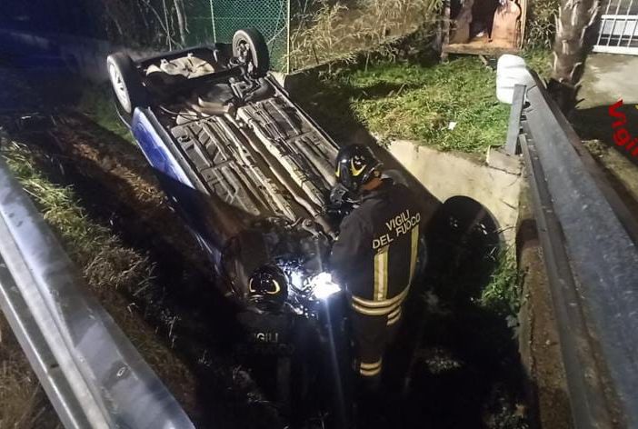 Novara, auto bloccata sui binari