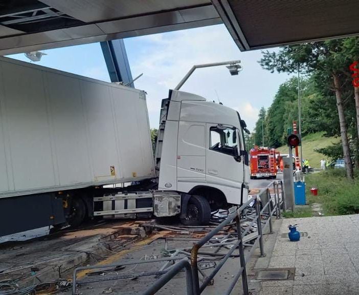 Arona, camion sfonda un casello alla barriera autostradale