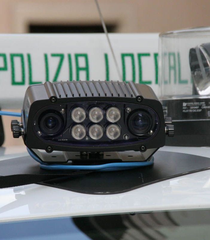Giovane di Novara segnalato dalla polizia locale per l'uso di fuochi d'artificio in città