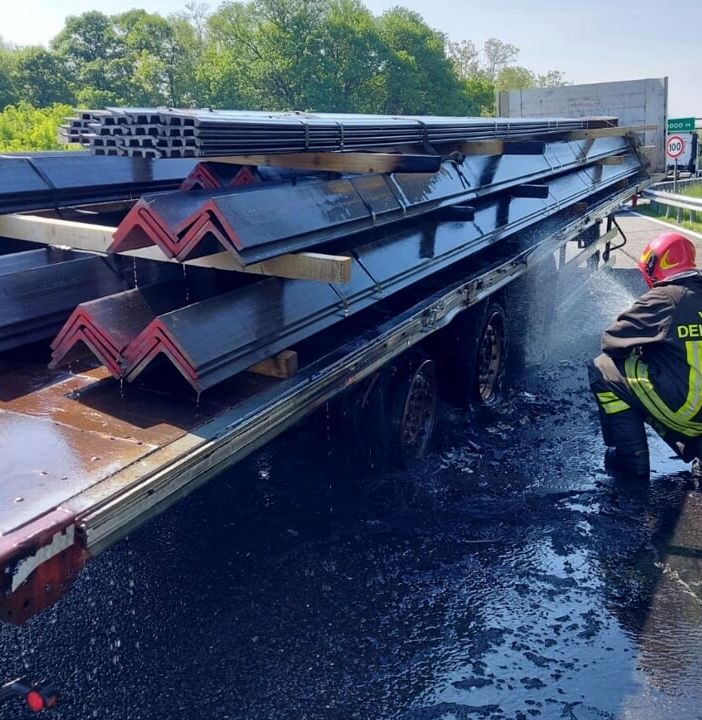 Bruciano le ruote di un camion sull'autostrada ad Arona