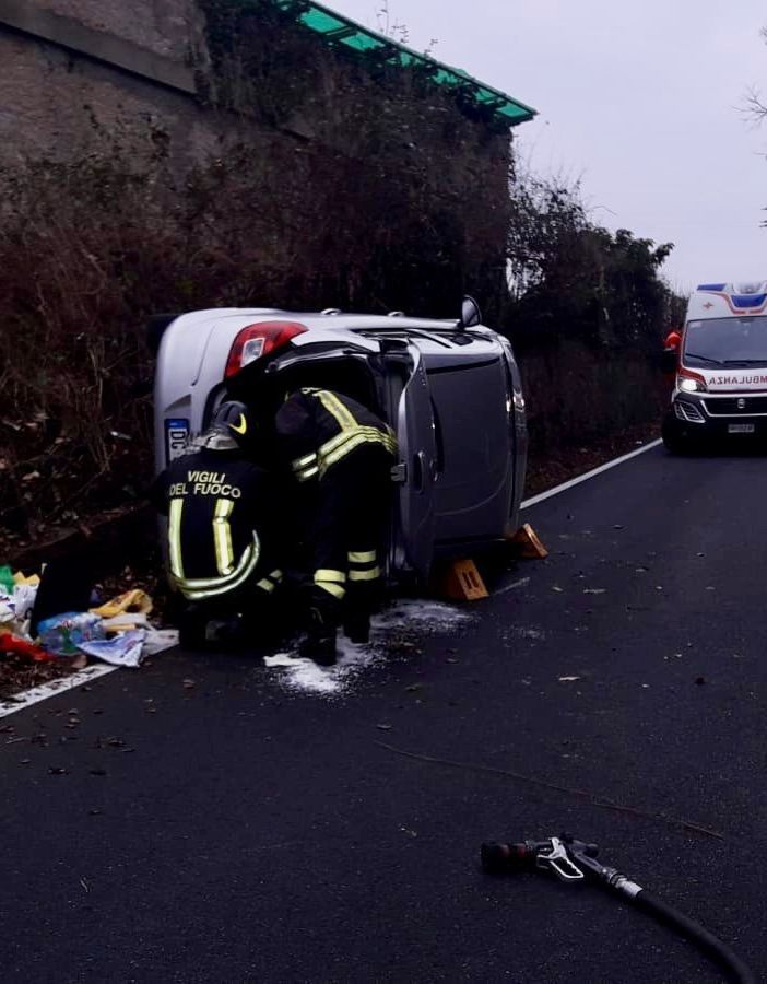 Arona: auto si ribalta e trancia un tubo del metano