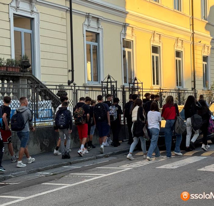 &quot;5.400 studenti in meno, stesso numero di classi”, il Piemonte sale in Val di Susa per la prima campanella FOTO E VIDEO