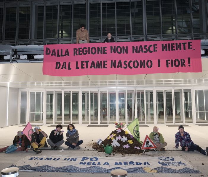 &quot;Siamo ancora nella merda&quot;: gli Extionction Rebellion scaricano quintali di letame davanti al Grattacielo della Regione