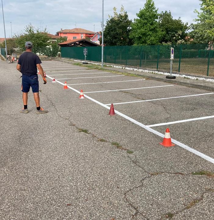 A Momo si rinnova la segnaletica orizzontale