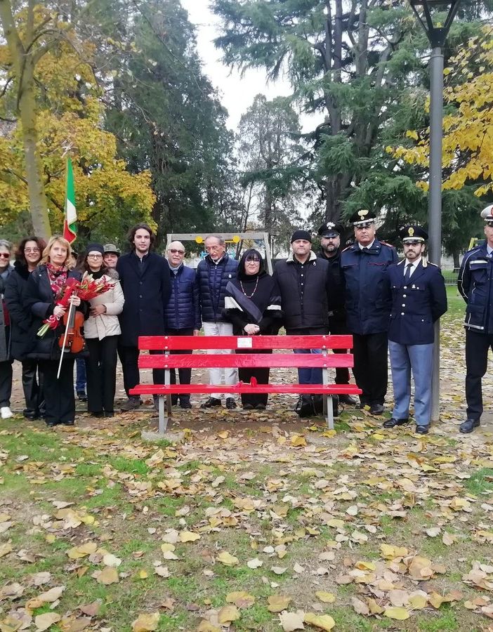 Trecate, inaugurata questa mattina la panchina rossa al Parco Cicogna