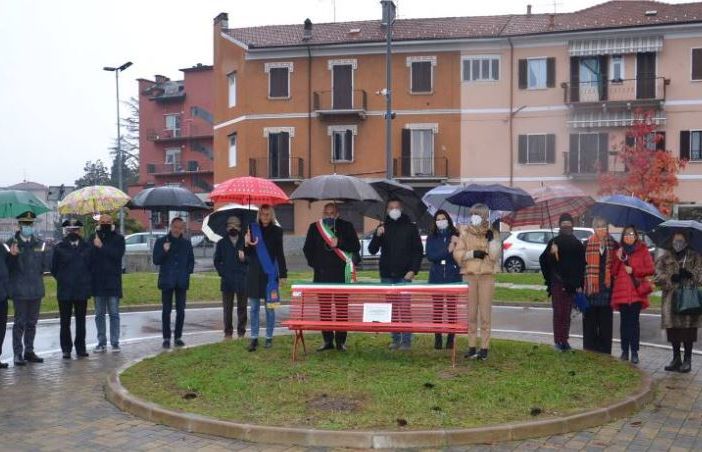 Inaugurata a Borgomanero la Panchina rossa