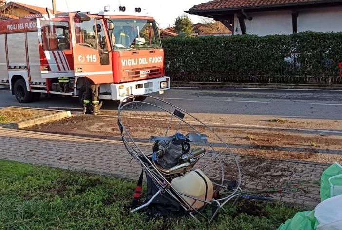 Un parapendio precipita a Borgo Ticino, ferito il conducente