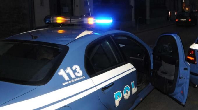 Si infilano in discoteca e strappano le catenine dal collo dei ragazzi: quattro denunce
