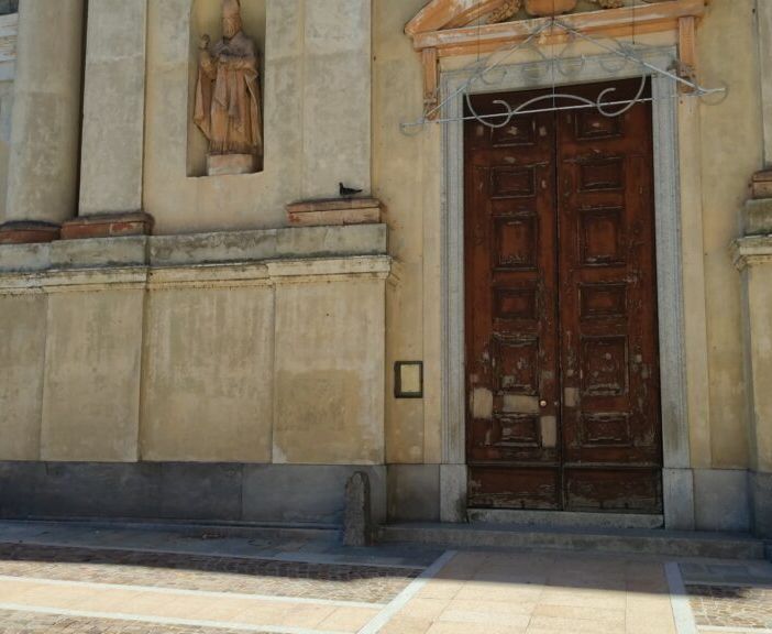 Sarà restaurato il portone della chiesa di Casalvolone