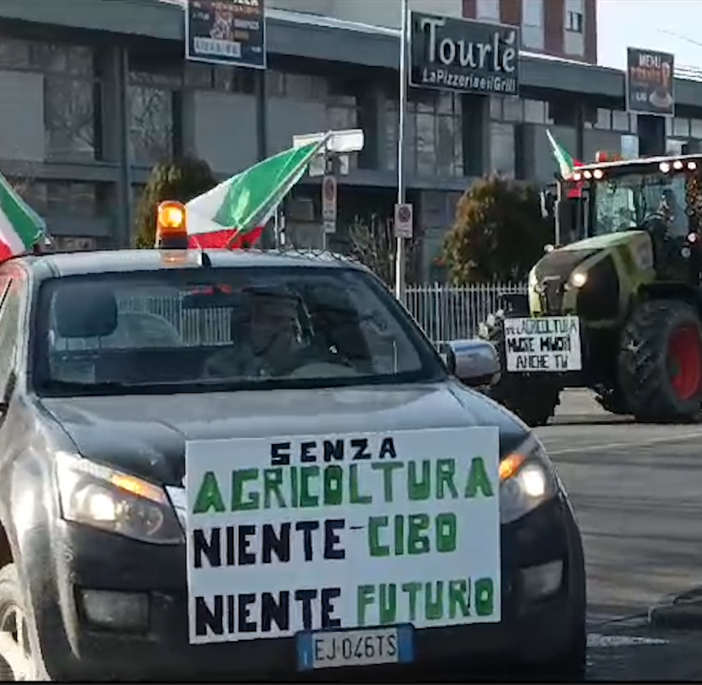 Protesta agricoltori a Novara: trattori e bandiere contro le politiche dell'unione europea  VIDEO