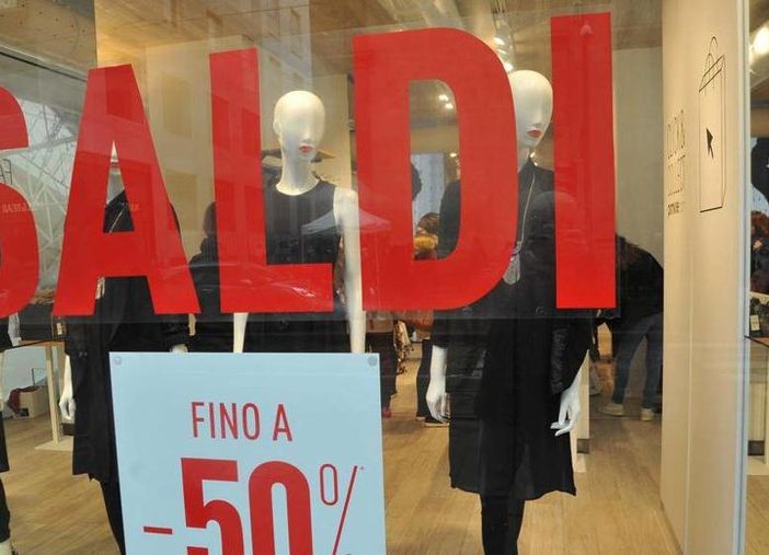 Saldi, metà dei piemontesi spenderà non più di 100 euro