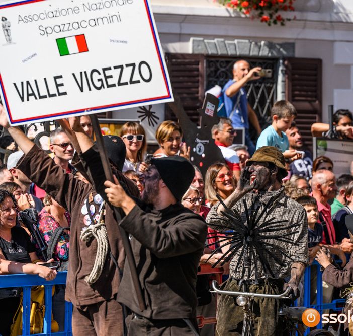 Spazzacamini, a Santa Maria è il grande giorno della sfilata