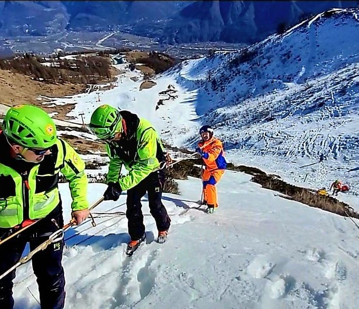 Soccorso alpino, un 2022 da record per gli eroi in quota: 1.310 missioni e 1.596 persone aiutate. I morti scendono a 75