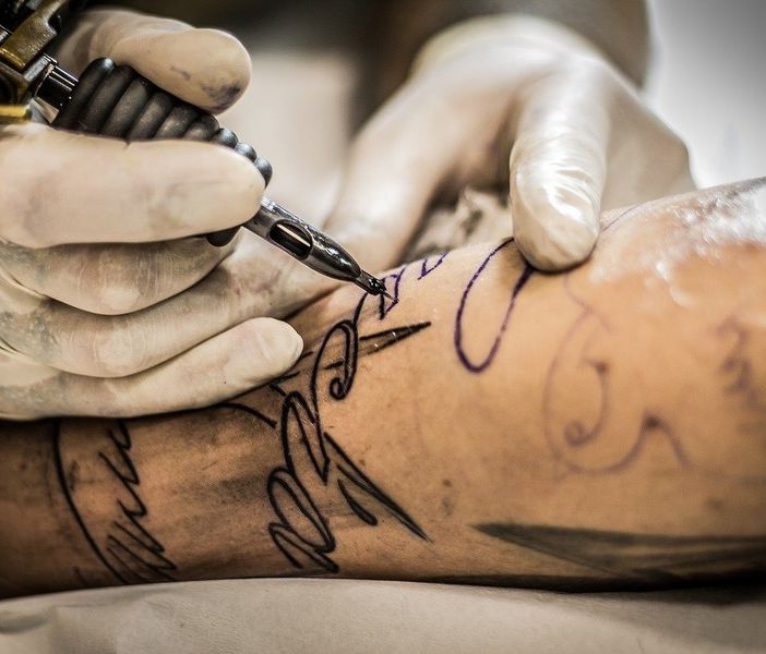 Legge sui tatuatori, divergono le opinioni in Commissiona Sanità