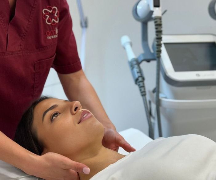 Intelligenza artificiale al fianco della  Sanità: Per la prima volta in Italia un'influencer virtuale visita un centro medico specialistico