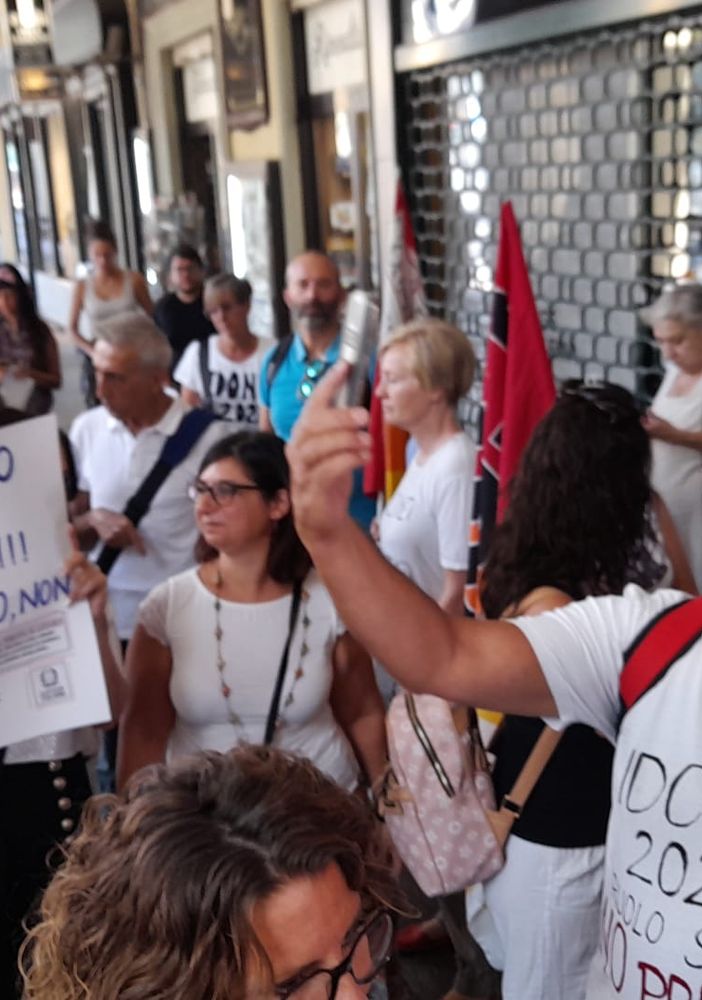 Manifestazione sotto l'ufficio regionale di corso Vittorio Emanuele