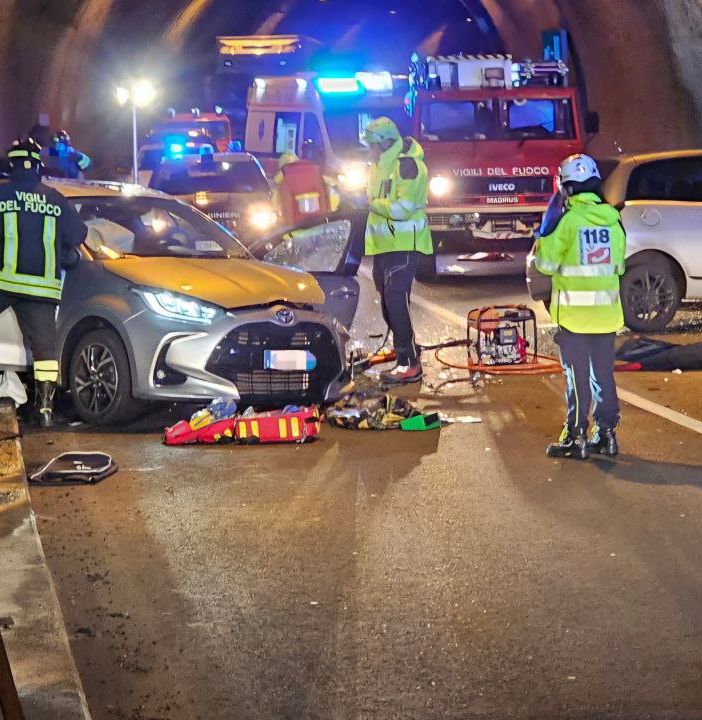 Scontro frontale tra due auto in galleria, persone estratte dalle lamiere (servizio di Mauro Benedetti per newsbiella.it)