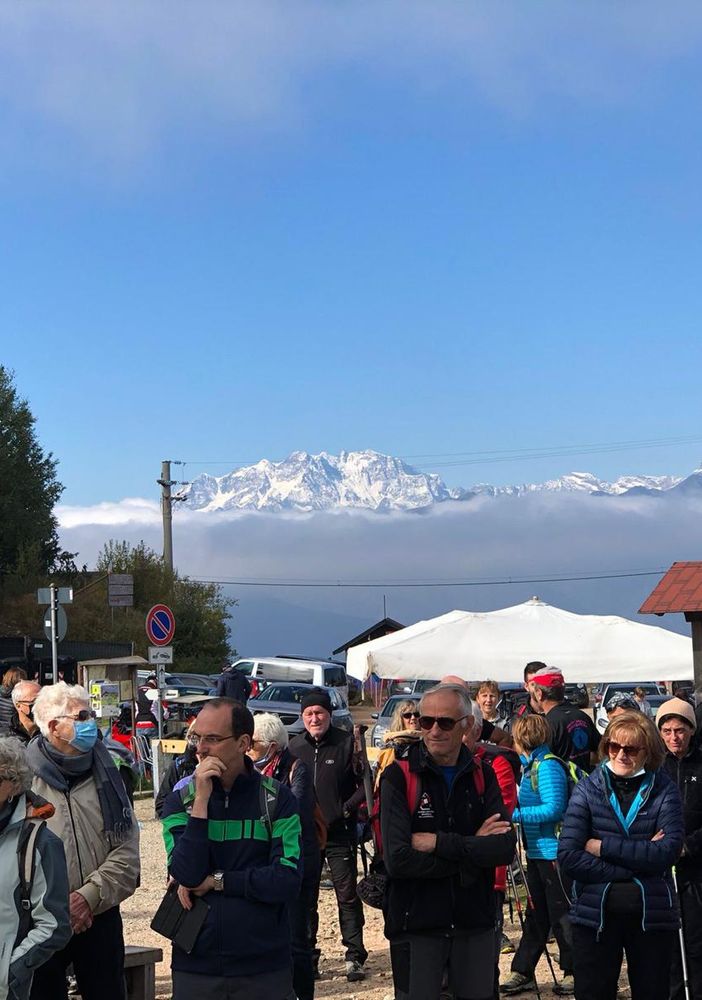 Cai, un successo l’escursione a sostegno dei ristoratori del Mottarone