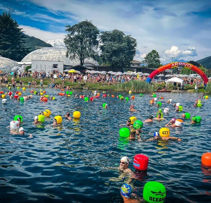 Più di duecento i partecipanti alla traversata di nuoto 'Antica Via del Legname'