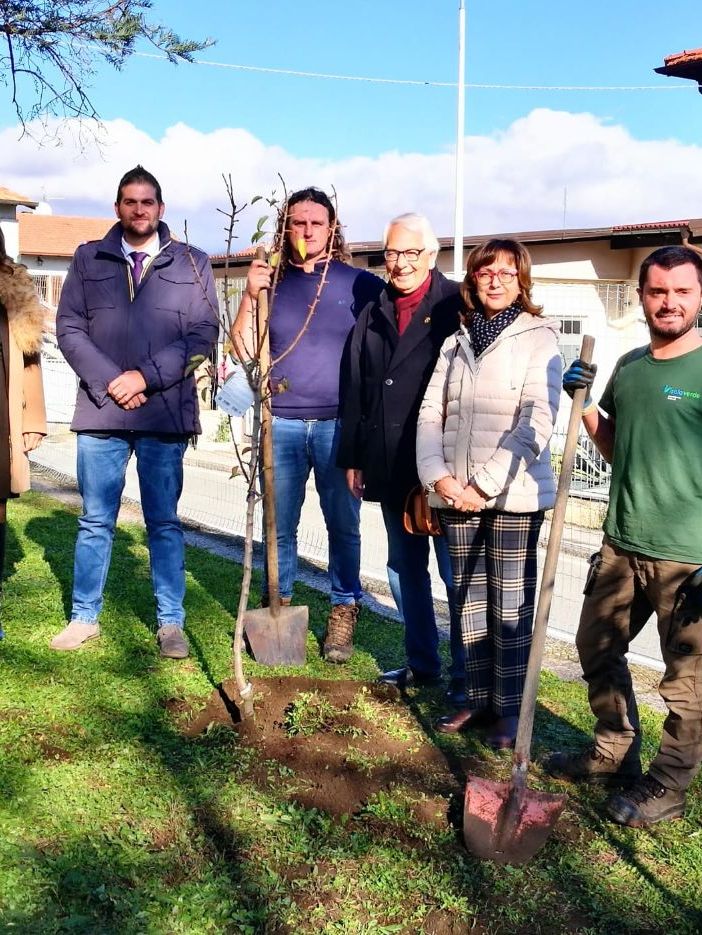 Lions dona alberi da frutta alla scuola materna di Oltrefiume